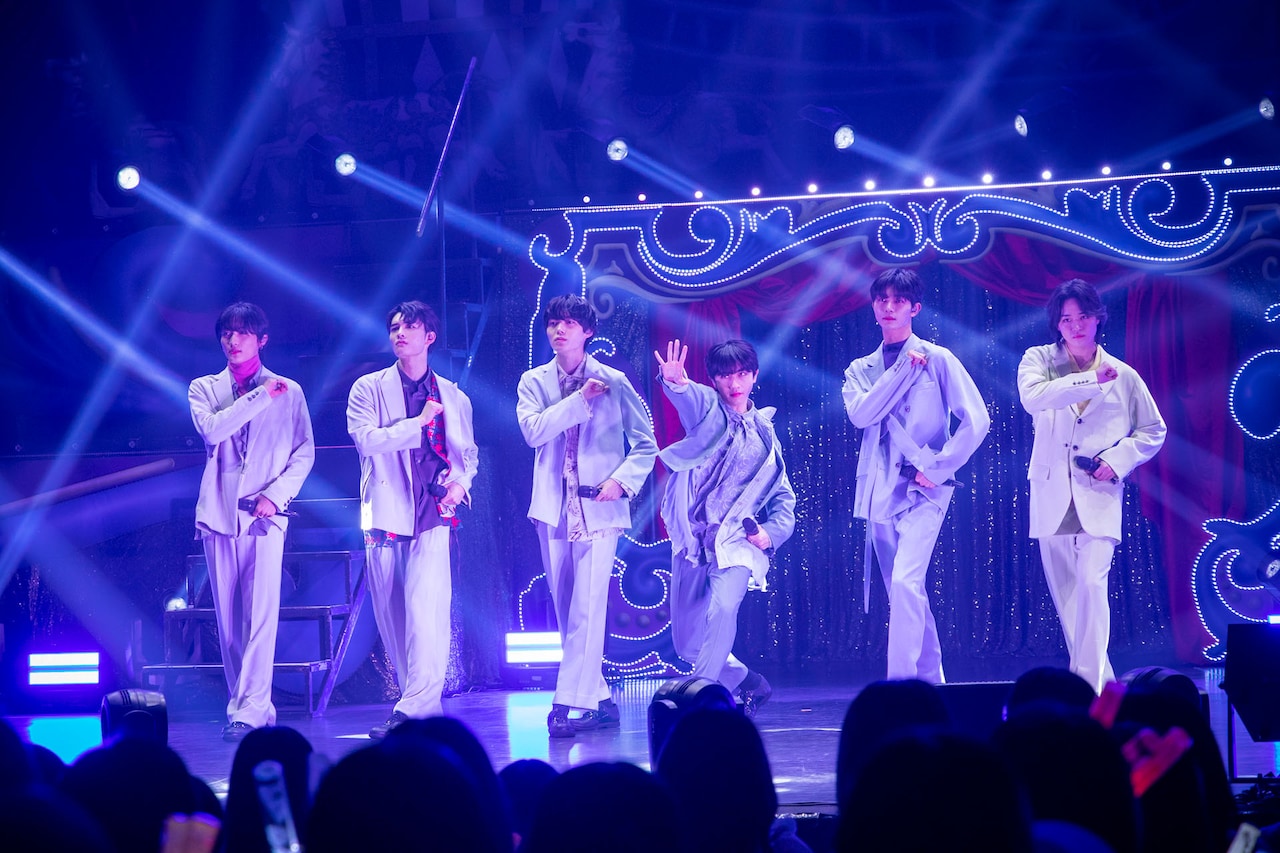 ワンエン×げんじぶ×BUDDiiS、エビパレで見せた濃厚なコラボ祭！私服の