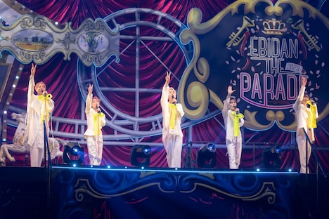 「Goin' Down」のパフォーマンスの様子。