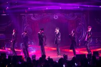 「L.O.C.A」のパフォーマンスの様子。