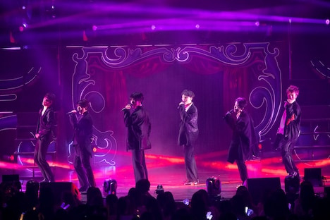 「L.O.C.A」のパフォーマンスの様子。