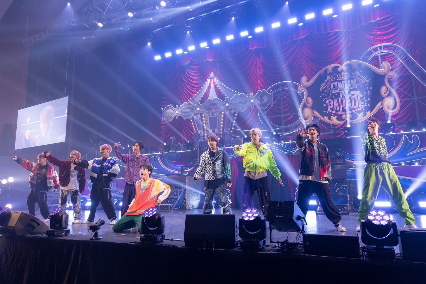 「バッタマン」のパフォーマンスの様子。