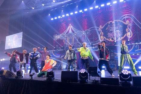 「バッタマン」のパフォーマンスの様子。