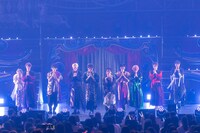 「My Buddy」のパフォーマンスの様子。