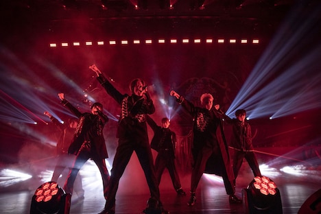 「Untouchable MAX」のパフォーマンスの様子。