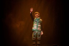 「Cosmic岬」を独唱するNAOYA（ONE N' ONLY）。