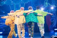 「青春の唄」のパフォーマンスの様子。