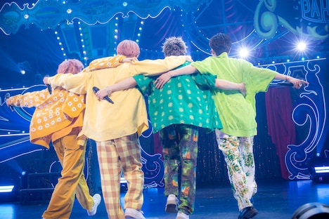 「青春の唄」のパフォーマンスの様子。