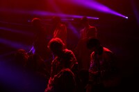 「YOUNG BLOOD」のパフォーマンスの様子。