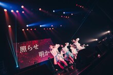 「真っ白なキャンバス全国ツアー2023 『だから夢、だけど現』 」ファイナル公演の様子。（撮影：真島洸）