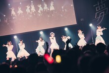 「真っ白なキャンバス全国ツアー2023 『だから夢、だけど現』 」ファイナル公演の様子。（撮影：真島洸）