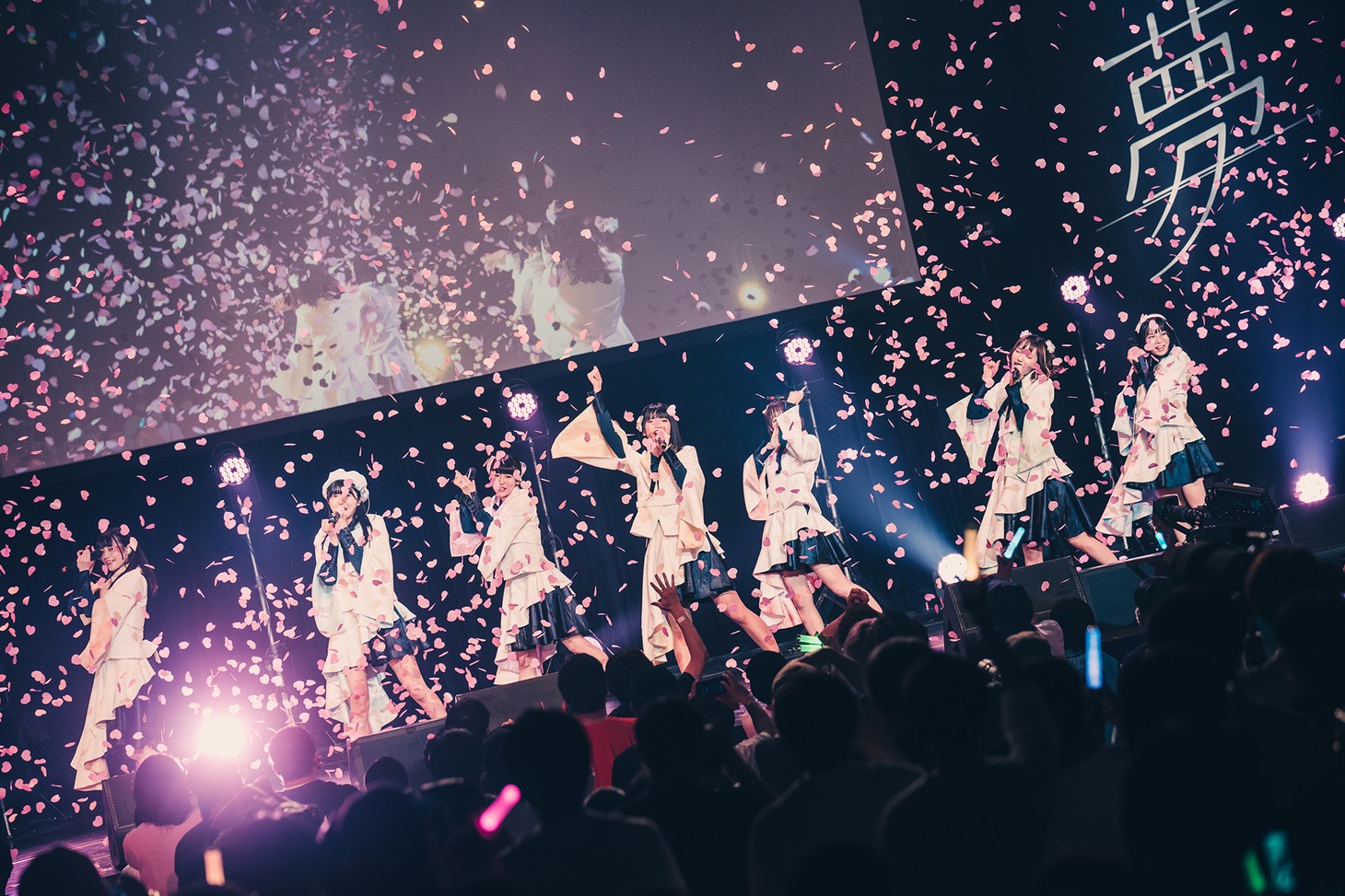 「真っ白なキャンバス全国ツアー2023 『だから夢、だけど現』 」ファイナル公演の様子。（撮影：真島洸）