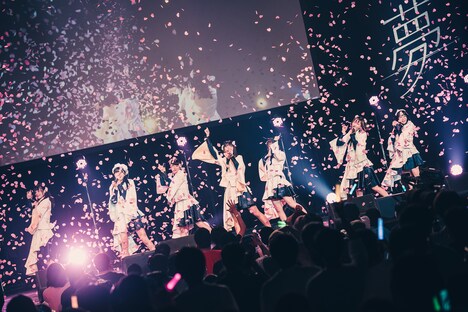 「真っ白なキャンバス全国ツアー2023 『だから夢、だけど現』 」ファイナル公演の様子。（撮影：真島洸）