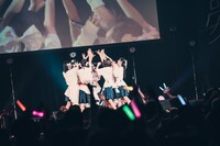 「真っ白なキャンバス全国ツアー2023 『だから夢、だけど現』 」ファイナル公演の様子。（撮影：真島洸）