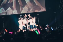 「真っ白なキャンバス全国ツアー2023 『だから夢、だけど現』 」ファイナル公演の様子。（撮影：真島洸）