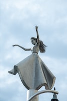 八木橋百貨店の入り口に立つ「パルミラの女神」。