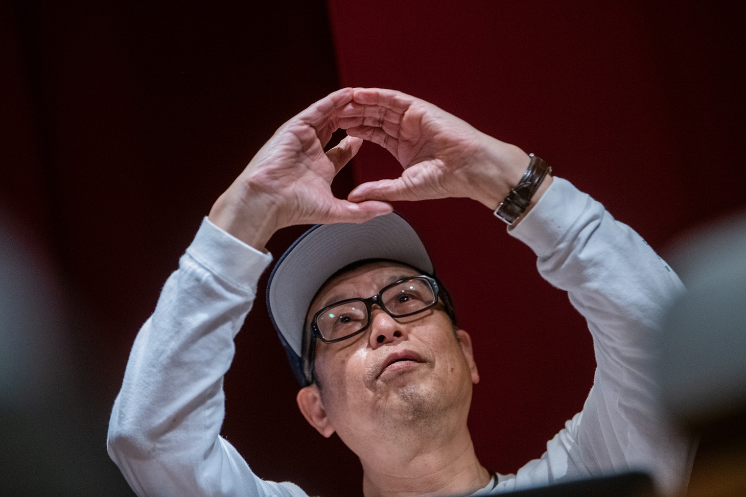 太巻きの太さを説明する熊さん。