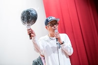 職人の街・燕三条のフライパンを持参した熊さん。