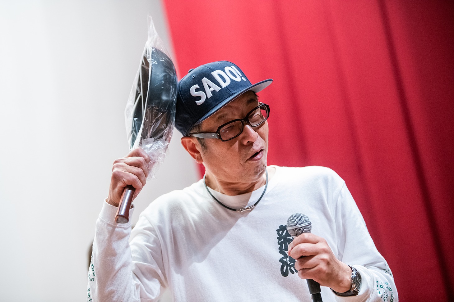 フライパンの硬さを確かめる熊さん。