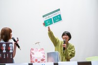 新潟の地酒「朝日山」の当選者に年齢確認をするMegu（右）。