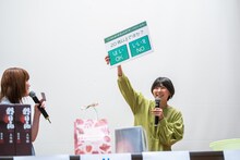 新潟の地酒「朝日山」の当選者に年齢確認をするMegu（右）。