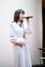 「さよならはハート仕掛け」を歌うKaede。