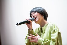 「ねこの夢」を歌うMegu。