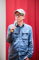 Negiccoメンバーを見つめる熊さん。