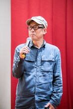 Negiccoメンバーを見つめる熊さん。