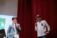 軽妙なトークで盛り上げる宮地豊氏（左）と熊さん（右）。