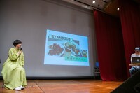 オススメの店を紹介する熊さん（右）。