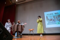 「銀花」の位置を自分の体で説明するMegu（右）。