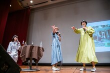 古町の通りを体で表現しようとするNao☆（中央）とMegu（右）。