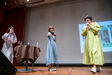 2人の要領を得ないやりとりにしびれを切らし、たまらず立ち上がるKaede（左）。