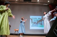 古町通りになりきるKaede（右）。