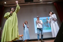 「銀花」はここです！と手を挙げるMegu（左）。