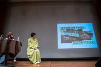 オススメの店を紹介するNao☆（左）。