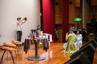 普通はイベント終了時に撮る記念撮影を中途半端なタイミングで行う熊さん（左）。