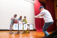 記念撮影を行う熊さん（右）。