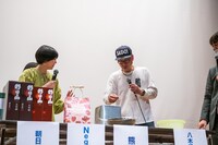 クジを引く熊さん（右）。