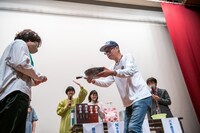 抽選会の様子。