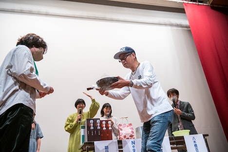 抽選会の様子。