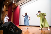 見切り発車で踊り出すNao☆（中央）とMegu（右）。