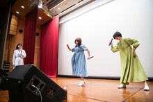 見切り発車で踊り出すNao☆（中央）とMegu（右）。