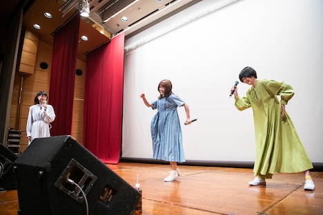 見切り発車で踊り出すNao☆（中央）とMegu（右）。