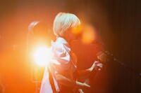 「Hakubi one-man tour 2023 -Eye to Eye-」大阪・BIGCAT公演より、片桐（Vo, G）。（撮影：翼、）