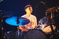 鈴木健人（Dr）（撮影：鳥居洋介）