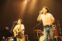 never young beachと森山直太朗のセッションの様子。（撮影：鳥居洋介）