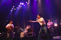 never young beachと森山直太朗のセッションの様子。（撮影：鳥居洋介）