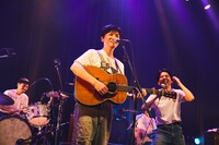 never young beachと森山直太朗のセッションの様子。（撮影：鳥居洋介）