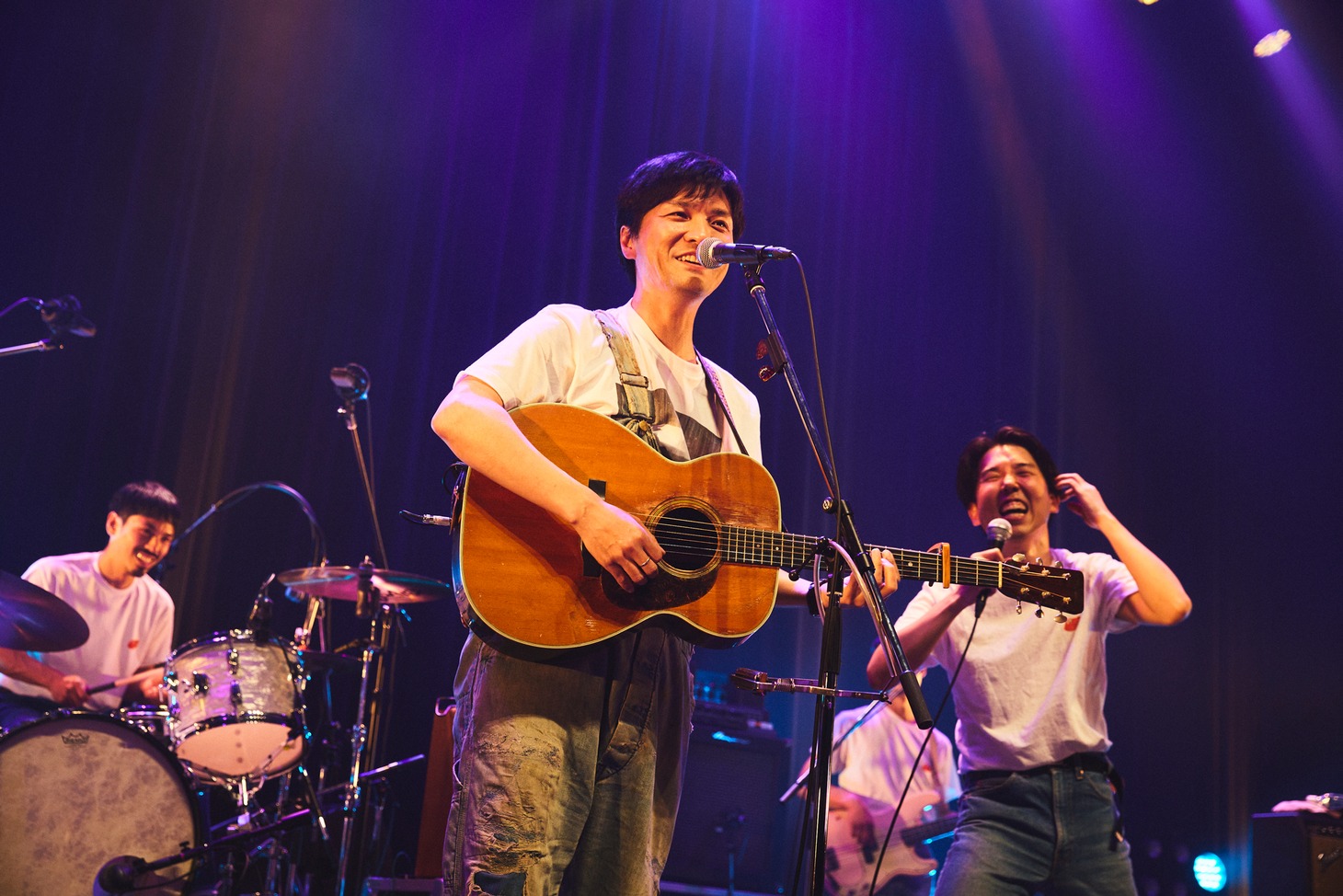 never young beachと森山直太朗のセッションの様子。（撮影：鳥居洋介）